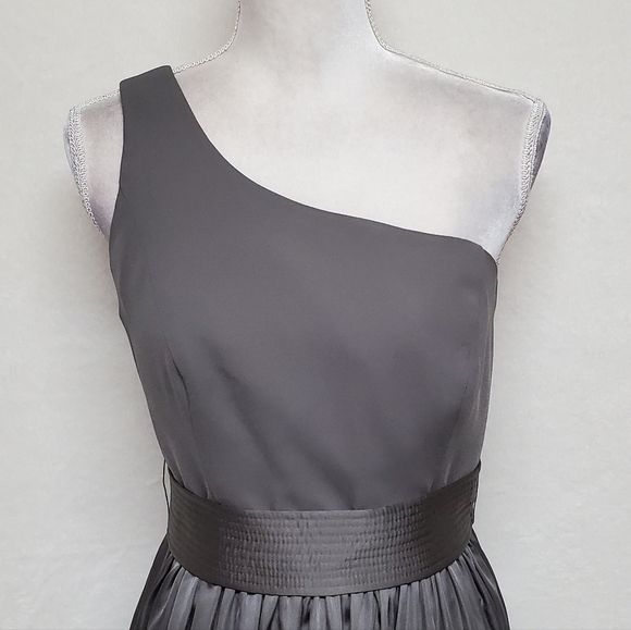 Vera Wang White Charcoal Satin Crepe One-Shoulder Belted Side Slit Formal Gown 8 - Picture 5 of 16